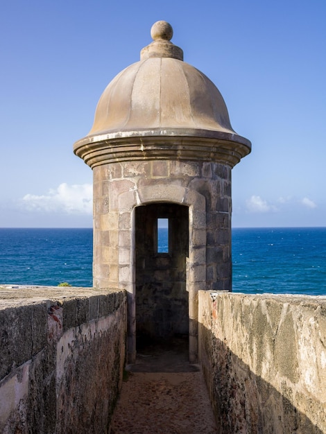 Vertikale Aufnahme von Garita del Diablo in Puerto Rico