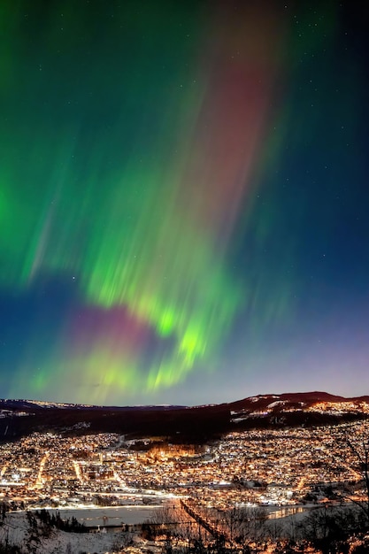 Vertikale Aufnahme wunderschöner Polarlichter über Lillehammer, Norwegen.