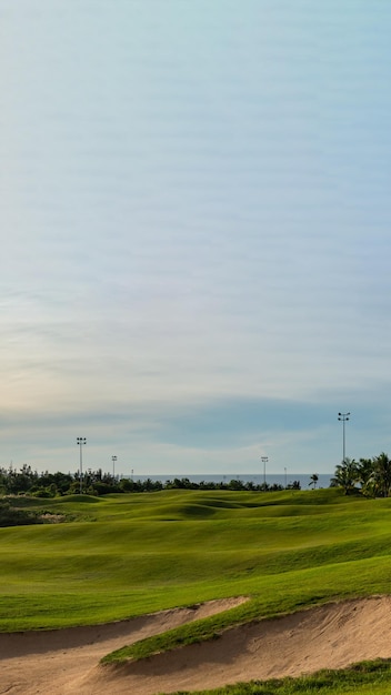 VERTIKALE BANNER Schönheit Sonnenaufgang Morgendämmerung Himmel Golf grüne Hügel fabelhafte Hintergrundbild Luxus Natur