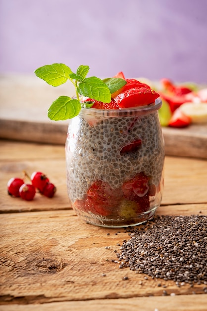 Vertikale einzelne Erdbeer-Chia-Pudding vegane Joghurt-Hafermilch Hafermilch