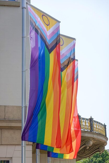 Vertikale Fortschrittsstolz-Regenbogenfahne am Fahnenmast als Symbol für Vielfalt und Inklusion