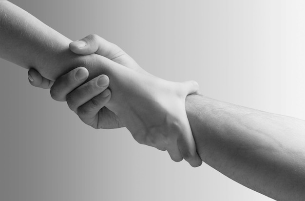 Vertikale helfende Hände, die zusammenhalten, die Freundschaft, Partnerschaft, Hilfe und Hoffnung, Spende darstellen,