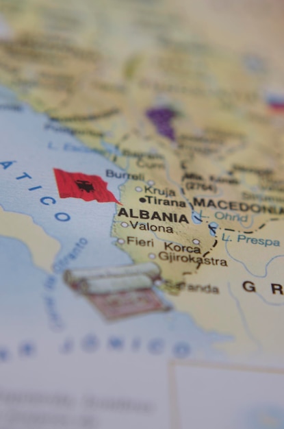 vertikale Karte von Albanien mit der Flagge von Albanien im Reisekonzept