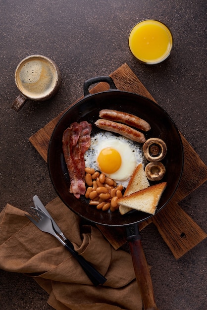 Vertikale Pfanne gebratenes englisches Frühstück auf Holzhintergrund traditionelle amerikanische Küche