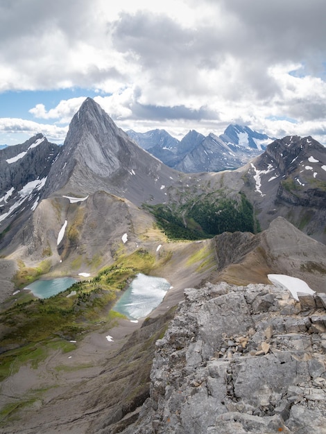 Vertikaler Alpenblick in Herbstfarben mit dominantem Gipfel und einigen schneebedeckten kanadischen Rockies Kanada
