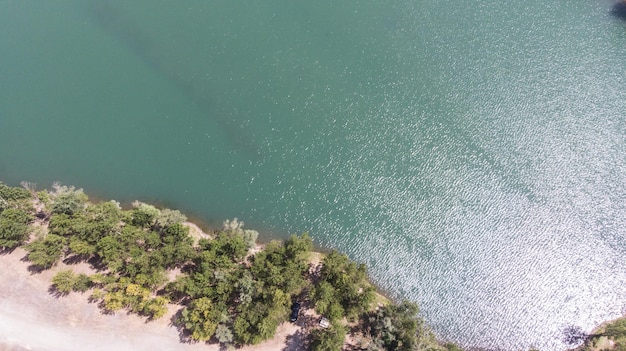 Vertikaler Blick auf das Ufer von einem See