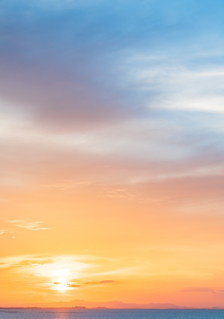 Foto vertikaler hintergrund des sonnenuntergangshimmels nach sonnenuntergang am abend, dämmerungshimmel.