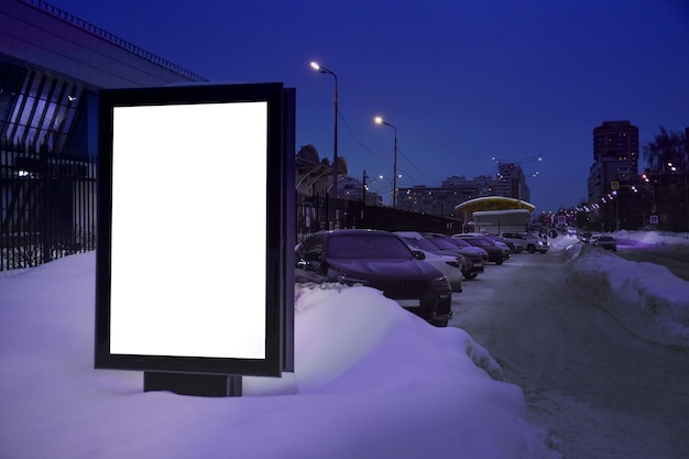 Vertikaler Leuchtkasten für Ihre Außenwerbung bei Nacht Winternacht Werbetafel auf der Straße