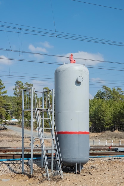 Vertikaler Luftsammler an Bahngleisen Gassammler für das Funktionieren der Bahnautomatisierung