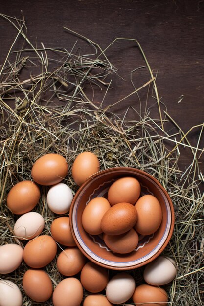 Vertikaler Osterhintergrund mit braunen Eiern in einem Nest