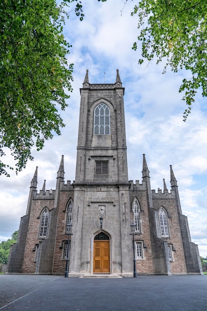 Vertikaler Schuss der St.-Markus-Pfarrkirche in Armagh, Nordirland, Vereinigtes Königreich