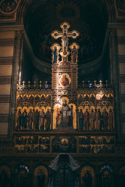 Vertikaler Schuss eines Vintage-Interieurs einer Kirche mit einem Kreuz und typischen Dekorationen