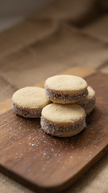 Vertikaler Schuss traditioneller bolivianischer Alfajores auf einem Holzbrett