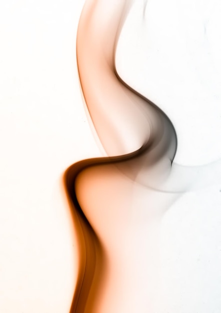 Vertikaler Schuss von abstraktem Rauch auf weißem Hintergrund, perfekt für einen kühlen vertikalen Hintergrund