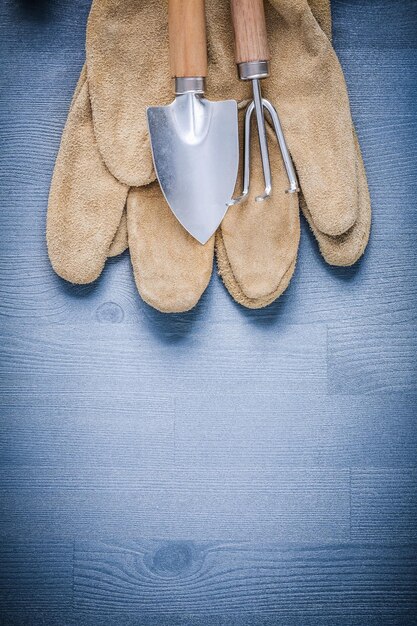 Foto vertikaler sichtschutzhandschuh und gartenspatengabel