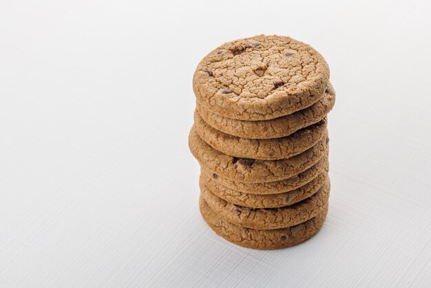 Vertikaler Stapel von runden Chipskuchenplätzchen mit Schokolade auf weißem Oberflächenhintergrund