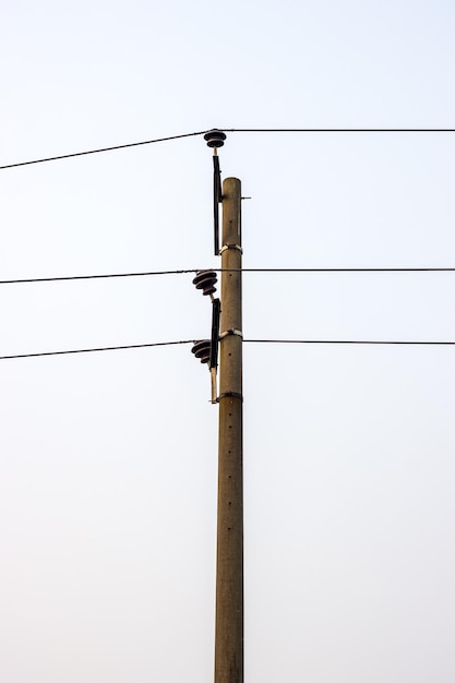 Vertikaler Strommast im Stadtgebiet