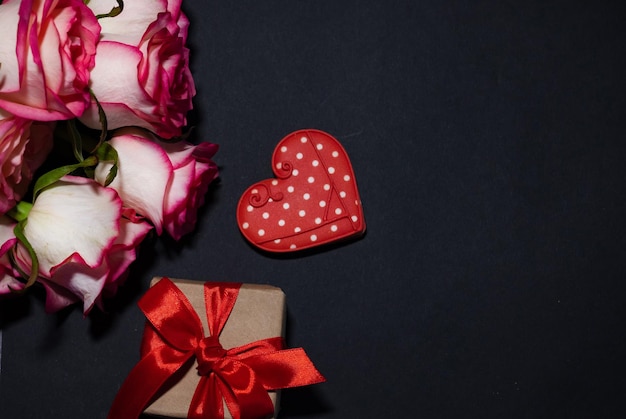 Vertikaler Valentinstag-Hintergrund mit leeren Papierkarten-Mockup-Geschenken rote Herzen Konfetti auf rosa