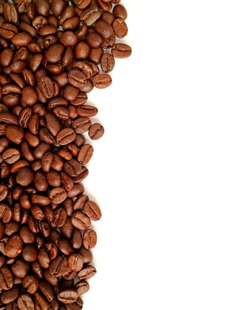 Vertikales Bild von den Röstkaffeebohnen lokalisiert auf weißem Hintergrund