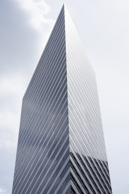 Vertikales Foto der Spitze eines modernen Wolkenkratzers