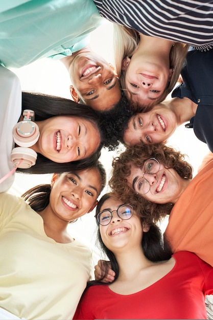 Vertikales Foto einer gemischtrassigen Gruppe von Freunden, die ein neues Selfie-Konzept der normalen Freundschaft mit ...