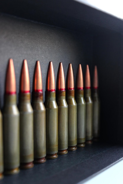 Vertikales Foto von scharfer Munition, aufgereiht in einem schwarzen Koffer