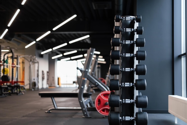 Vertikales Rack mit Hanteln im Fitnessstudio