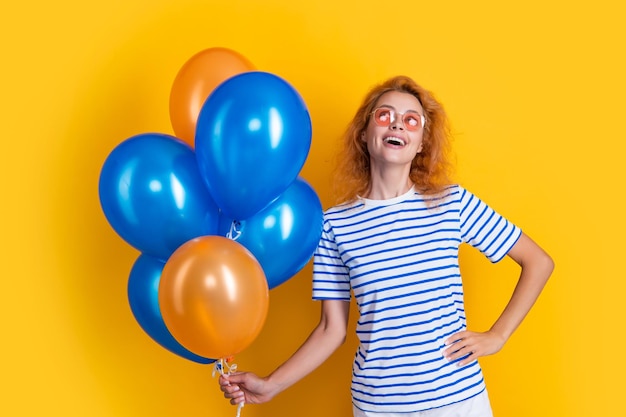 Verträumte Frau mit Geburtstagsballon in Sonnenbrille Happy Birthday Woman Hold Party Balloon