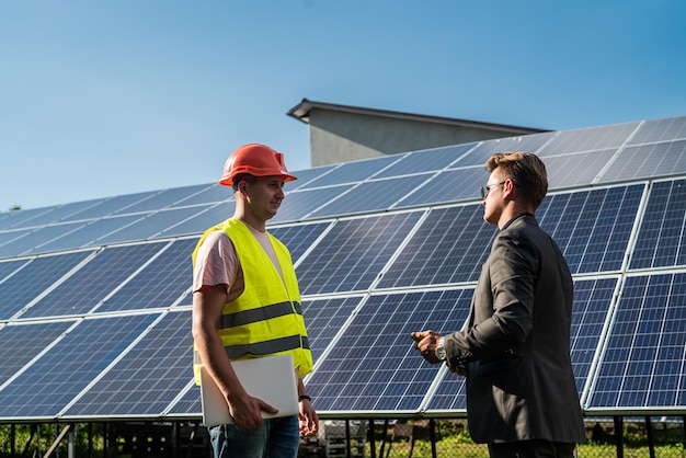 Vertrag über die Installation von Sonnenkollektoren zwischen Arbeiter und Kunde