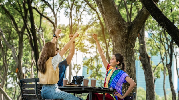 Vertrauen Sie PartnerschaftJunger glücklicher Freund Partnermenschen Vertrauen Sie fröhlichen Händen nach oben Erfolgreiche Gruppenteamarbeit Verschiedene Studenten der LGBTQ-Kultur feiern zusammen Gruppe von Menschen, die sich gegenseitig unterstützen