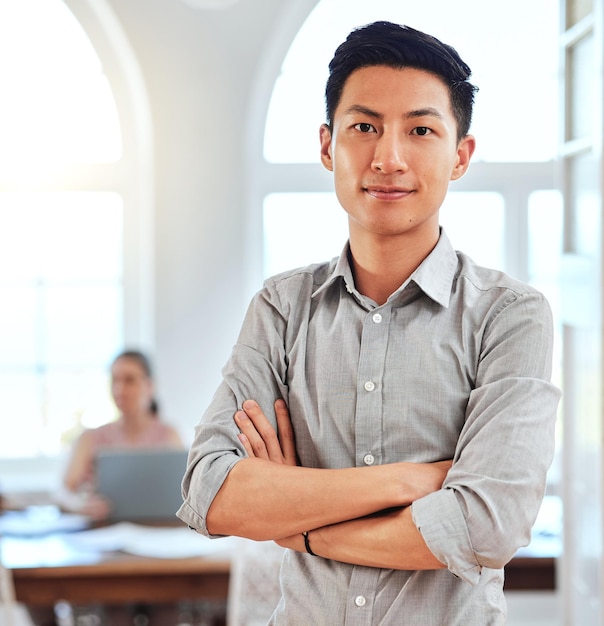 Foto vertrauen sie stolz und geschäftsmann porträt für korea startup-unternehmen in einem büro oder arbeitsplatz