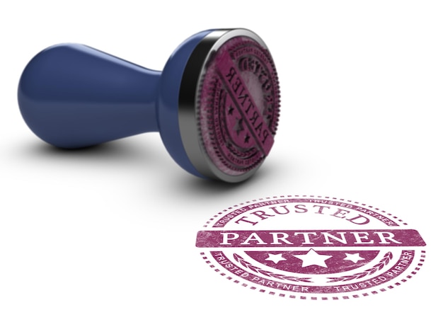 Vertrauenswürdige Partnermarke auf weißem Hintergrund mit Stempel aufgedruckt. Konzepthintergrund zur Veranschaulichung des Vertrauens in Geschäft und Partnerschaft.