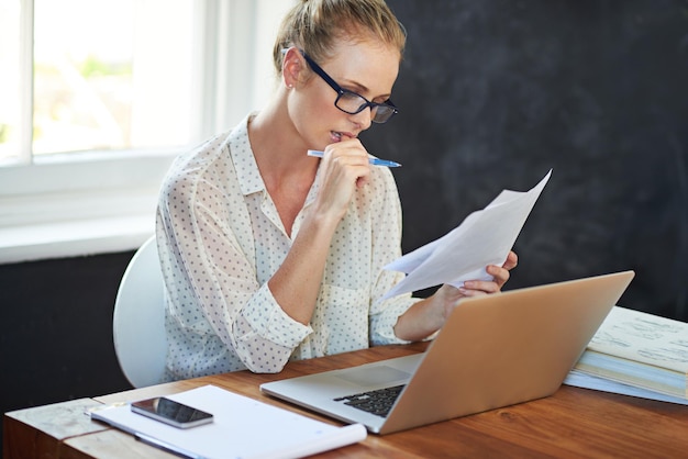 Verwaltung ihres Kleinunternehmens von zu Hause Aufnahme einer jungen Frau, die von zu Hause aus arbeitet