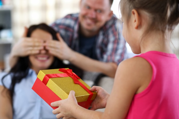 Verwandte, die Geschenke austauschen