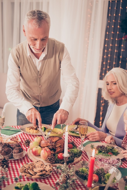 Verwandte genießen gemeinsam das Weihnachtsfest