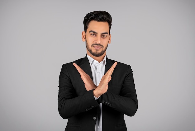 Verweigerung Konzept Junger arabischer Geschäftsmann mit Stop-Geste mit verschränkten Armen