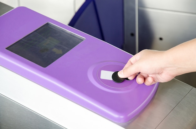 Verwenden des RFID-Tokens zum Öffnen des Metro-System-Gate