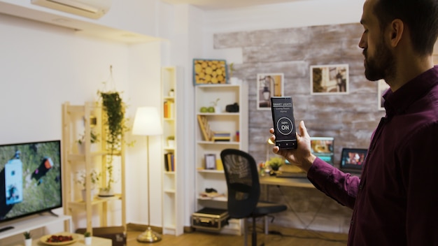 Verwenden einer sprachaktivierten Anwendung, um die Glühbirnen im Haus einzuschalten. Smart-Light-App.