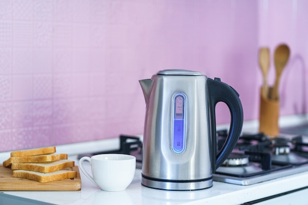 Verwenden eines Wasserkochers zum Zubereiten von Tee zu Hause in der Küche