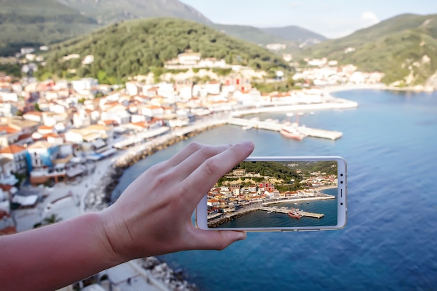 Verwenden Sie Ihr Smartphone auf Reisen als Handy. Touristischer Stadthafen auf dem Bildschirm