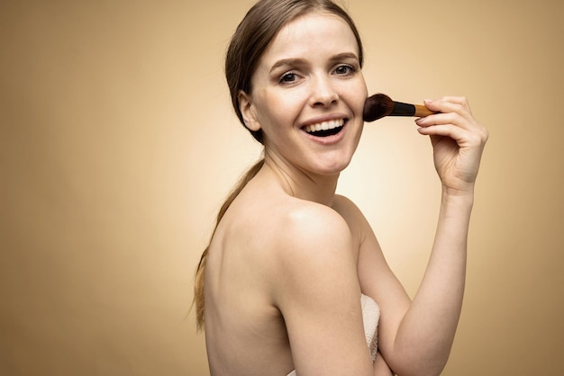 Verwendet Naturkosmetik Gesichtspuder Ton Frau Make-up saubere Haut Gesichtspflege und feuchtigkeitsspendend