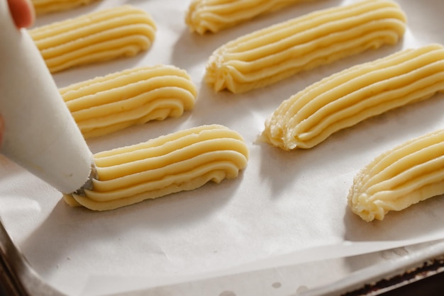 Verwendung eines Beutels zum Backen von Eclairs-Bäckereikonzepten