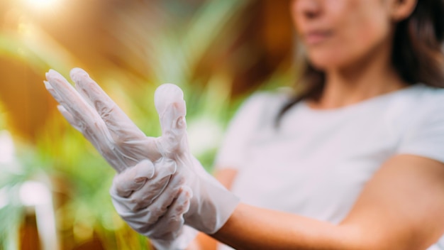 Foto verwendung von feuchtigkeitsspendenden kosmetikhandschuhen zur befeuchtung der haut der hände zu hause