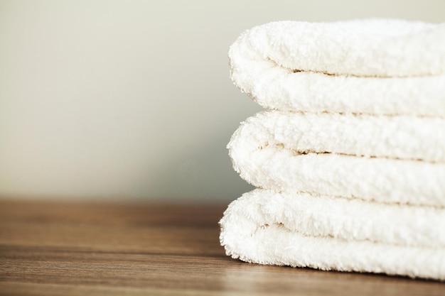 Verwendung von weißen Baumwollhandtüchern im Spa-Badezimmer