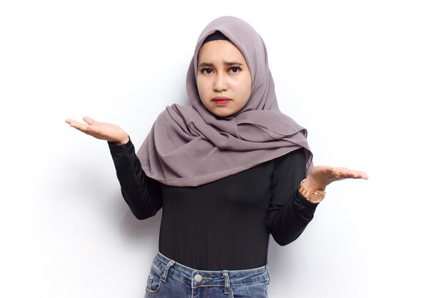 Verwirrt oder ich weiß nicht, Geste der jungen schönen muslimischen asiatischen Frauen kleiden Schleier Hijab