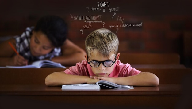 Verwirrt und kämpfen, um zu lernen Lernschwierigkeiten Junge fühlt sich im Klassenzimmer von Langeweile überwältigt