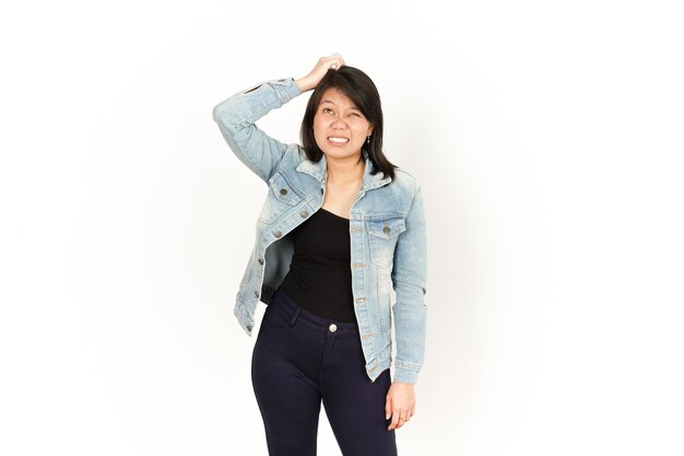 Verwirrt von der schönen asiatischen Frau mit Jeansjacke und schwarzem Hemd isoliert auf weißem Hintergrund