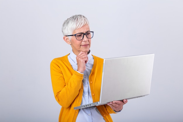 Verwirrte ältere Frau mit Laptop-Computer.