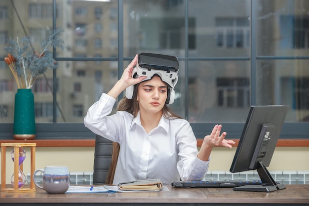 Verwirrte junge Dame mit VR-Brille