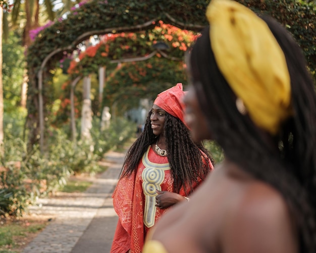 Verwirrte Nahaufnahme mit einer Frau im Hintergrund, die ein traditionelles Kostüm ihres Landes trägt